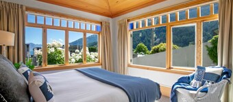 Historic Stonehouse Mini walk to town with shared spa