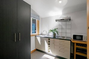 冷蔵庫、電子レンジ、コンロ、ハイチェア