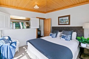 2 室のベッドルーム、デスク、アイロン / アイロン台、旅行用ベビーベッド