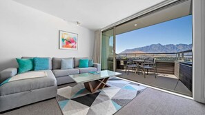 Smart TV, fireplace - Vu Apartment - Great views walk to town (Queenstown)