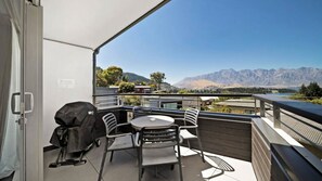 Outdoor dining - Vu Apartment - Great views walk to town (Queenstown)