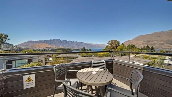 Outdoor dining - Vu Apartment - Great views walk to town (Queenstown)