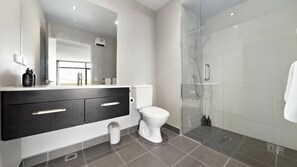 Shower, hair dryer, towels, soap - Vu Apartment - Great views walk to town (Queenstown)