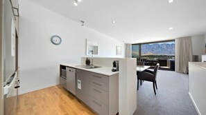 Fridge, microwave, oven, stovetop - Vu Apartment - Great views walk to town (Queenstown)