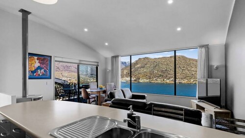 Remarkable View 3 bedroom - lake and mountain views