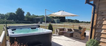 4Bed Lodge Sleeps8-Pet Friendly-Hot Tub-Log Burner