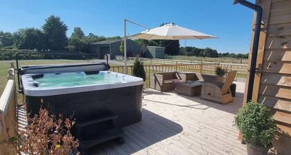 4Bed Lodge Sleeps8-Pet Friendly-Hot Tub-Log Burner
