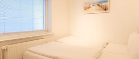 2 bedrooms, iron/ironing board, WiFi