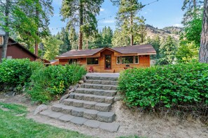 Exterior - Riverfront luxury on White Pass with hot tub, firepit, and game room (Naches)