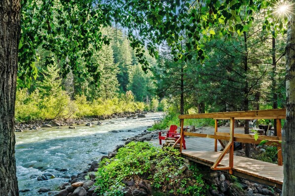 Property grounds - Riverfront luxury on White Pass with hot tub, firepit, and game room (Naches)