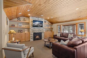 Smart TV, fireplace, DVD player, books - Riverfront luxury on White Pass with hot tub, firepit, and game room (Naches)