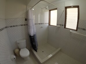 Douche, sèche-cheveux, serviettes fournies, savon