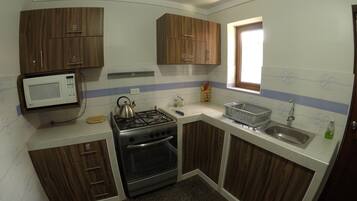 Réfrigérateur, micro-ondes, four, cafetière/bouilloire