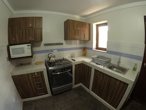 Kühlschrank, Mikrowelle, Ofen, Wasserkocher mit Kaffee-/Teezubehör