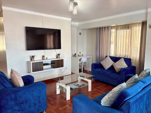 Centric & cozy apartment in great location with garage