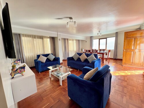 Centric & cozy apartment in great location with garage