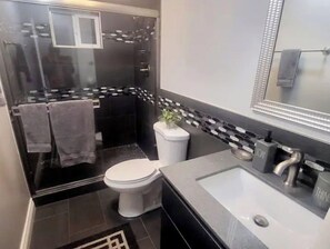 Ducha, secador de pelo, toallas, jabón