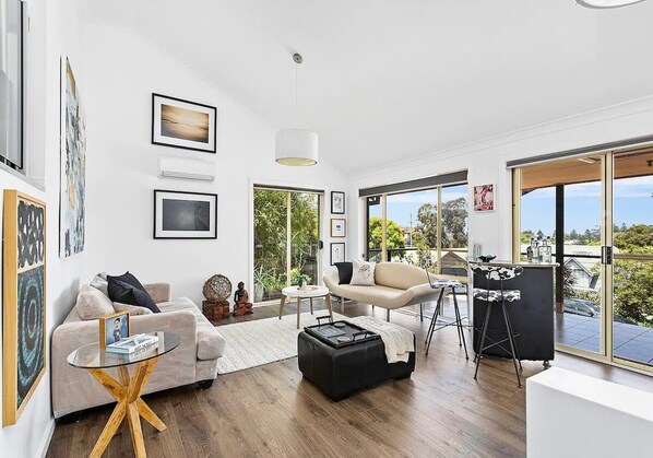 تلفزيون ذكي، ألعاب فيديو، مشغل دي في دي، تنس طاولة