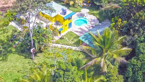 An aerial view of a house with a swimming pool, surrounded by lush greenery and palm trees. - Estancia la Majagua Piscina-bbq-gazebo-fogata-hamacas-villa Completa (Básima)