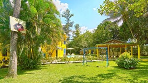 A courtyard with a basketball hoop, a gazebo, and a pool. - Estancia la Majagua Piscina-bbq-gazebo-fogata-hamacas-villa Completa (Básima)