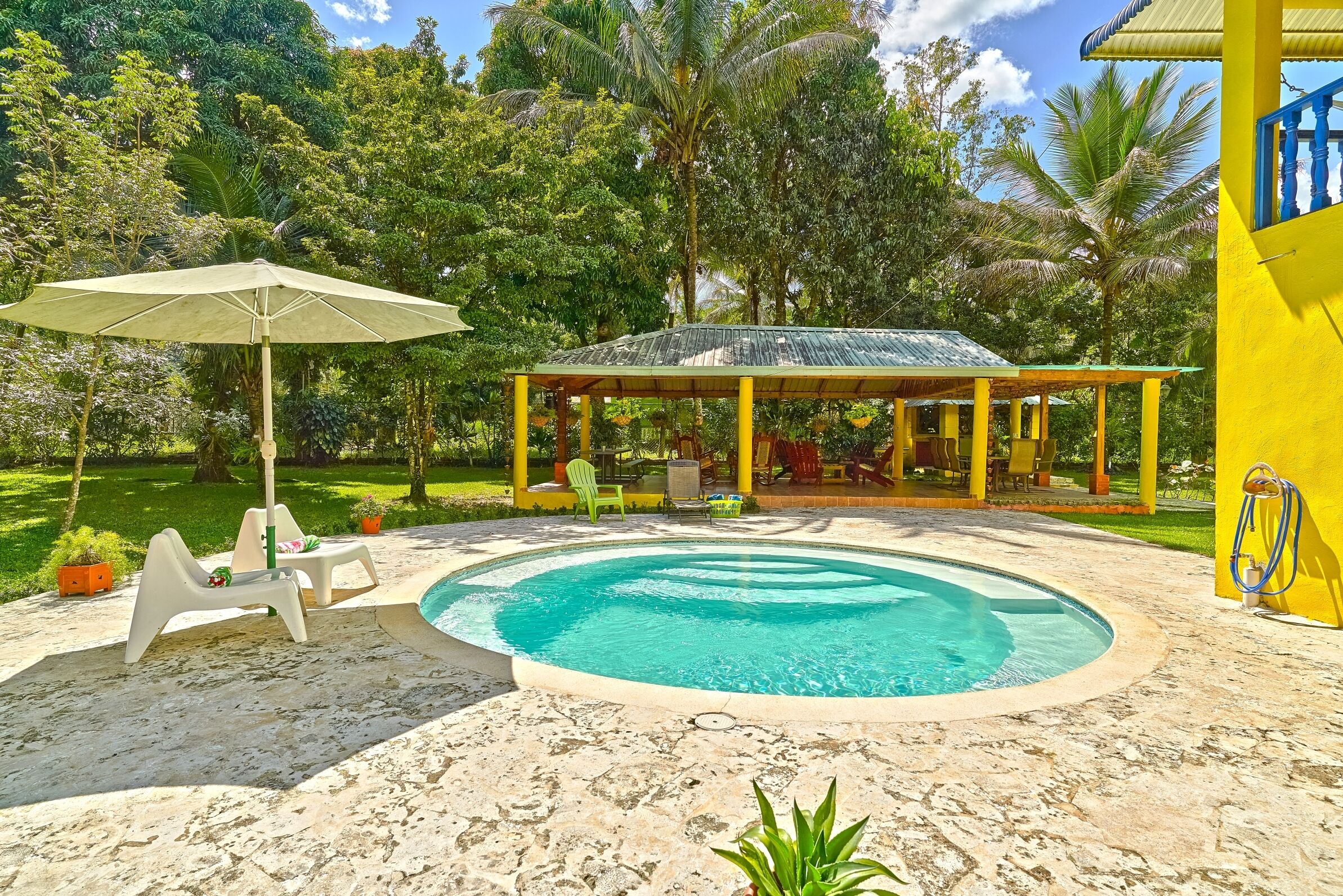 حمّام سباحة خارجي