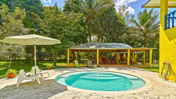 A pool area with a covered seating area, lounge chairs, and a pergola. - Estancia la Majagua Piscina-bbq-gazebo-fogata-hamacas-villa Completa (Básima)