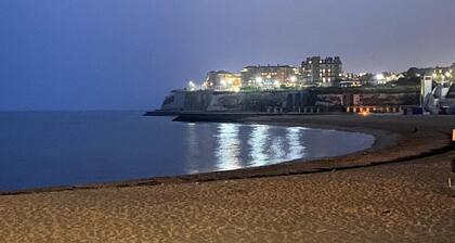 Eva's Sea View 2 Bed 2 Bath Parking & NO GUEST FEES