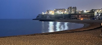 Eva's Sea View 2 Bed 2 Bath Parking & NO GUEST FEES