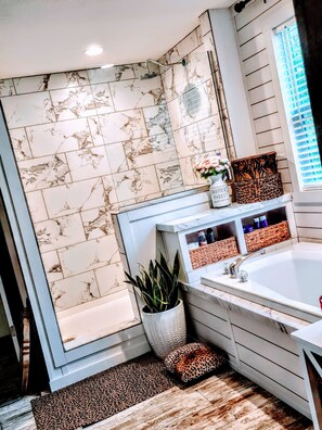 Combined shower/tub, towels, toilet paper - Romantic Country Living Experience (Trinity)