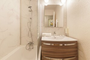 Ensemble douche/baignoire, serviettes fournies