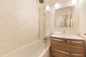 Ensemble douche/baignoire, serviettes fournies
