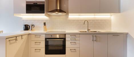 Réfrigérateur, micro-ondes, four, plaque de cuisson