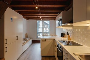 Jääkaappi, mikroaaltouuni, uuni, liesi