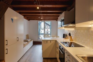 Kühlschrank, Mikrowelle, Ofen, Herdplatte