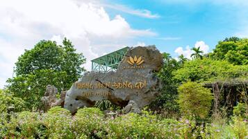 ุงูู
ูุดุฃุฉ ู
ู ุงูุฎุงุฑุฌ