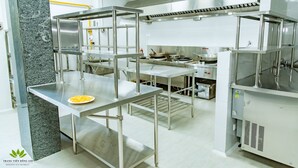 Une cuisine moderne dotée d’appareils électroménagers en acier inoxydable et d’un plan de travail en granit.
