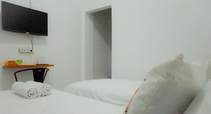 Habitación estándar con 2 camas individuales, 2 camas individuales, vistas a la piscina | Escritorio, espacio para trabajar con un portátil, wifi gratis