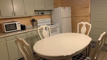 Kylskåp, mikrovågsugn, ugn och spishäll