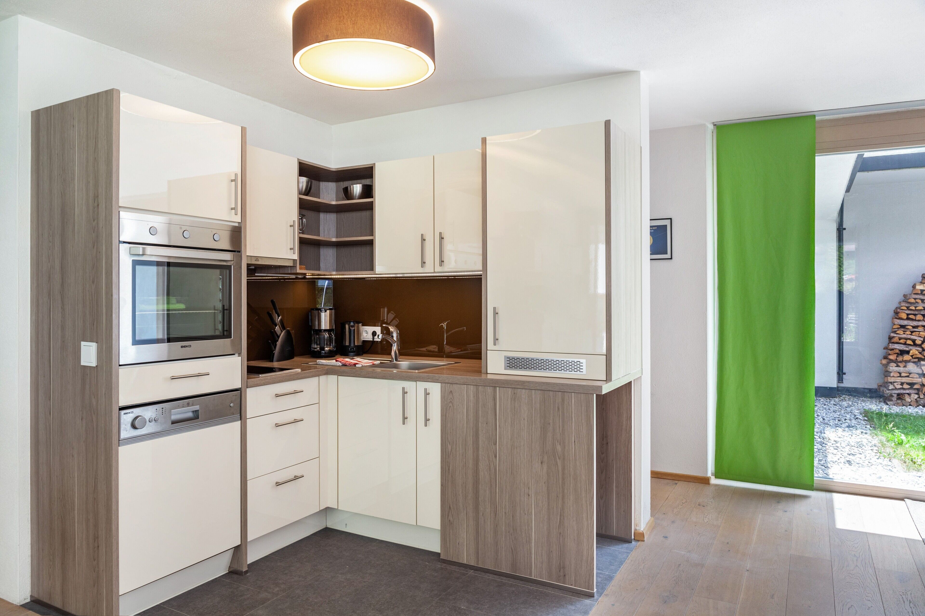 Jääkaappi, mikroaaltouuni, uuni, liesi