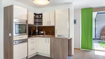 Een koelkast, een magnetron, een oven, een kookplaat