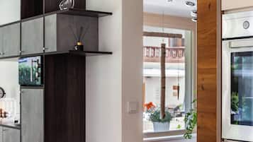 Kühlschrank, Mikrowelle, Ofen, Herdplatte