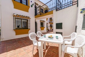 Outdoor dining - Sunny Tranquility With Pool, Benalmádena, Spain (Benalmádena)