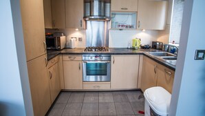 Full-size fridge, freezer, paper towels, dining table - Dejayz Apartment (London)