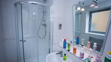 Deluxe-Zimmer | Badezimmer | Kostenlose Toilettenartikel, Haartrockner, Handtücher