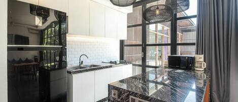 Kylskåp, mikrovågsugn, ugn och spishäll