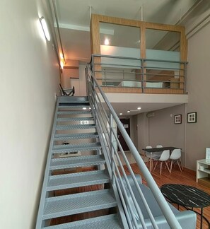 Dúplex básico | Zona de estar | Televisión de 32 pulgadas con canales por satélite