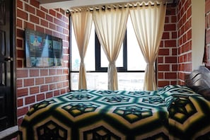 Decoración personalizada y espacio para trabajar con laptop 