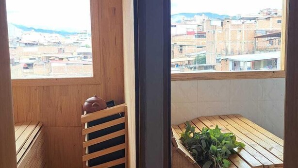 Une pièce en bois offrant une vue sur le paysage urbain à travers une fenêtre.