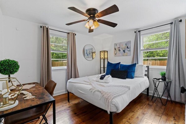 2 bedrooms, desk, free WiFi, bed sheets - Charming Charleston Home (North Charleston)