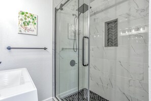 Combined shower/bathtub, hair dryer, towels, toilet paper - Heart of OKC, Paseo & Asian District w/ 4BR & 3BA (Oklahoma City)